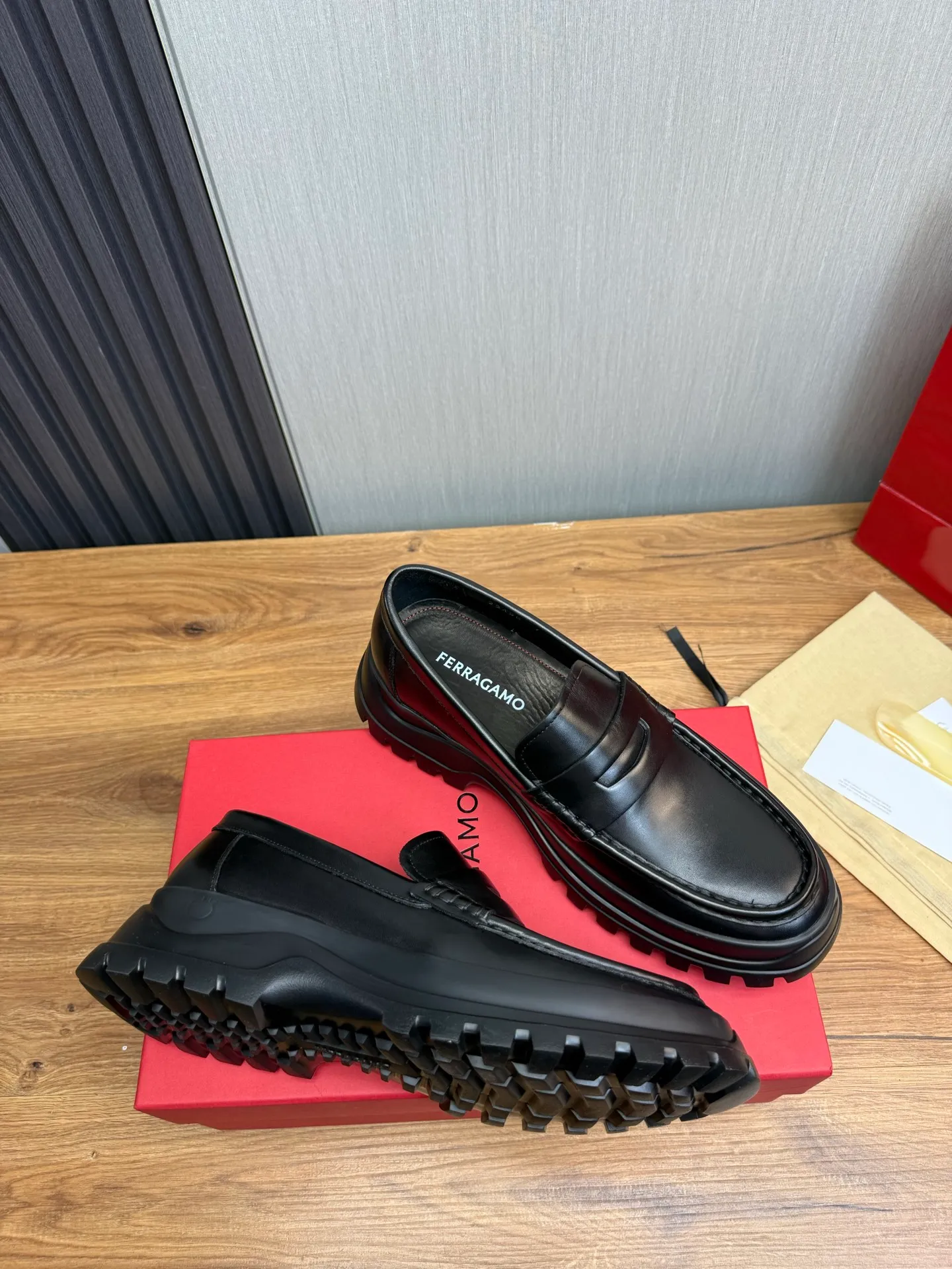 Men's shoes 💰880💰 Ferragamo. [Ferragamo] Men's Loaf leather shoes, the latest hot style, 1:1 original purchase quality, top quality, imported open-edge beaded cowhide leather on the upper, hand-made three-dimensional stitching highlights the round toe design, the inner feet are made of imported cowhide, with original wear-resistant rubber outsole, matching code 39-44, (38, 45 custom-made, non-refundable)